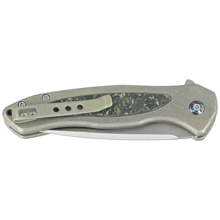 Nóż składany WE Knife Button Lock Kitefin LE No 103/157 Green Titanium/Jungle Wear Fat Carbon, Hand Polished Satin CPM 20CV (WE19002N-2)