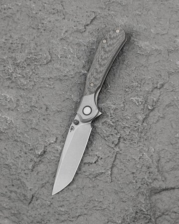 Nóż składany Bestech Constellation Grey Titanium/3K Twill Weave Skin Carbon Fiber, Bead Blasted/Stonewashed Magnacut by Munko Knives (BT2501D)